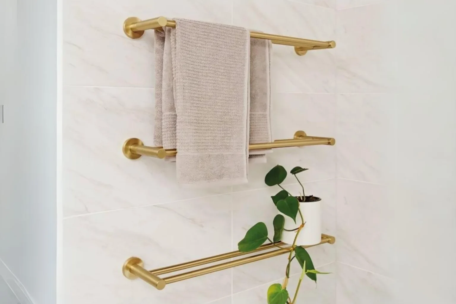 Towel Rails vs Standard Rails: Which Is Right for You?