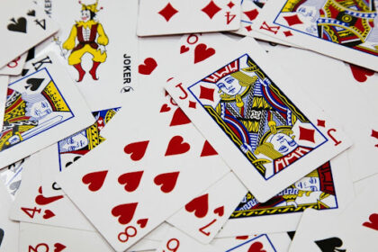 The Psychology of Card Game Apps: Why People Get Addicted to Online Strategy Games