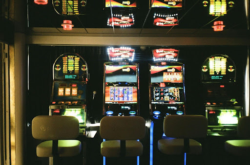 Tradition and Innovation: How Classic Slot Machines Fit Into Modern Online Casinos